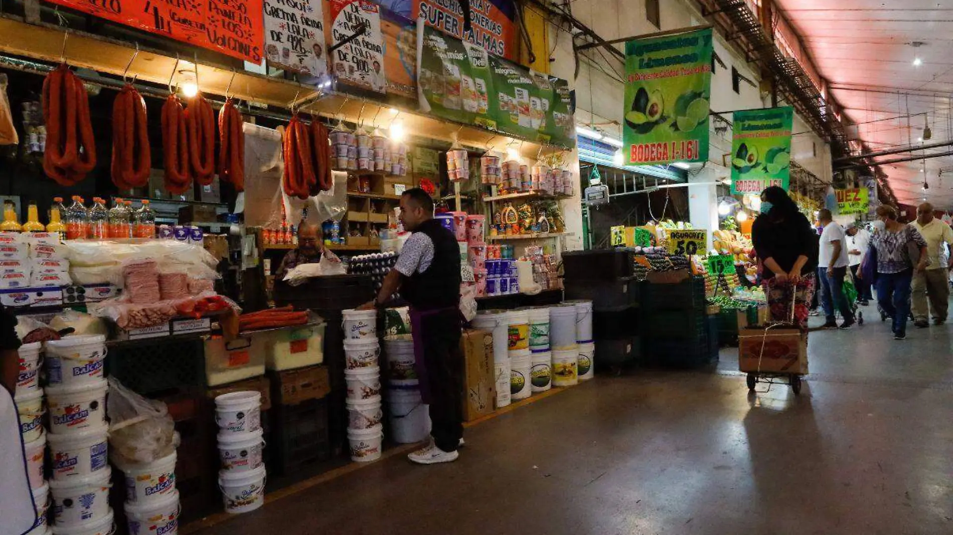 Autoridades y comerciantes descartas cobro de piso en la Central de Abasto